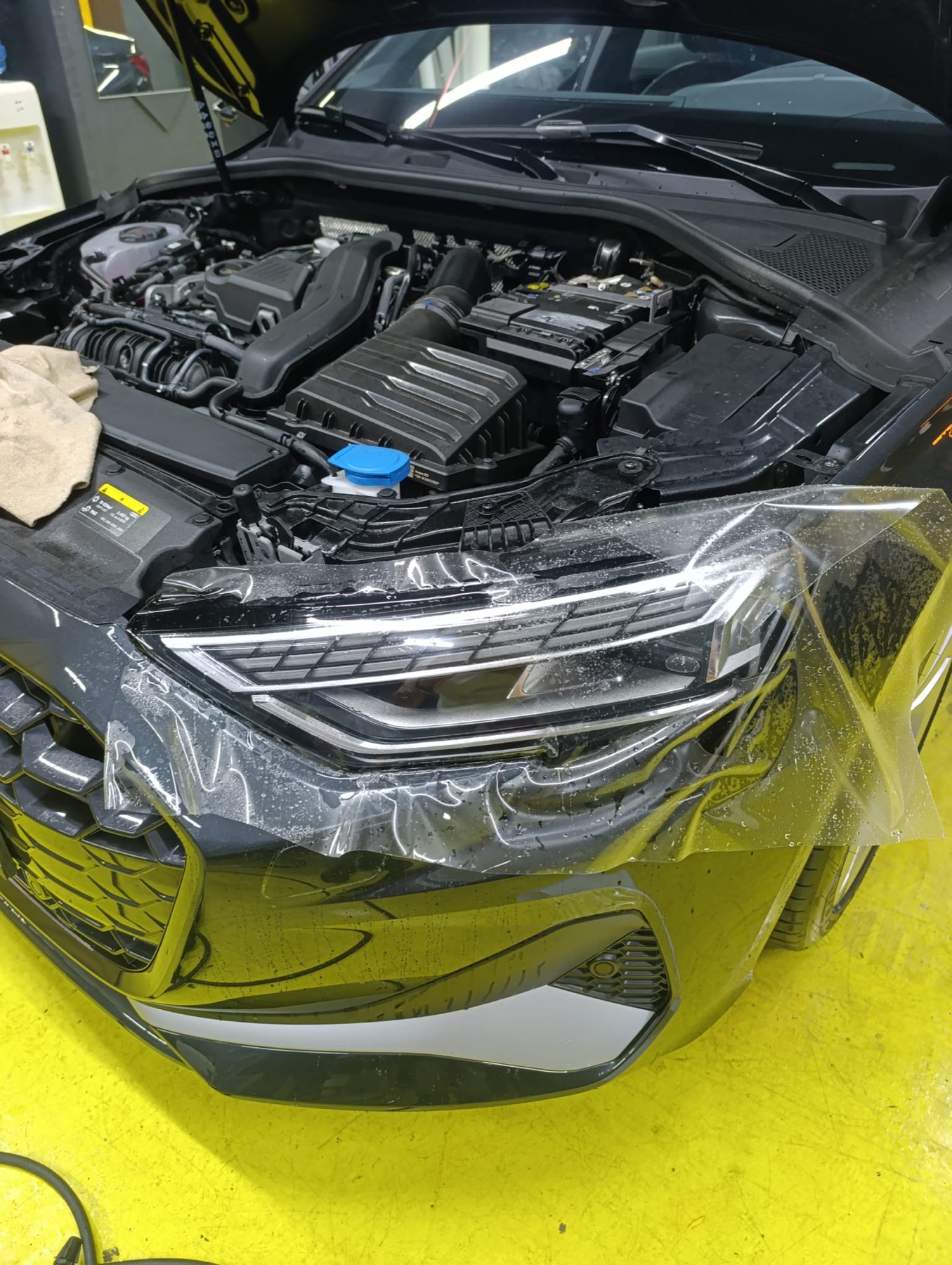 Audi'nin far ve ön tampon bölgesine boya koruma filmi uygulaması