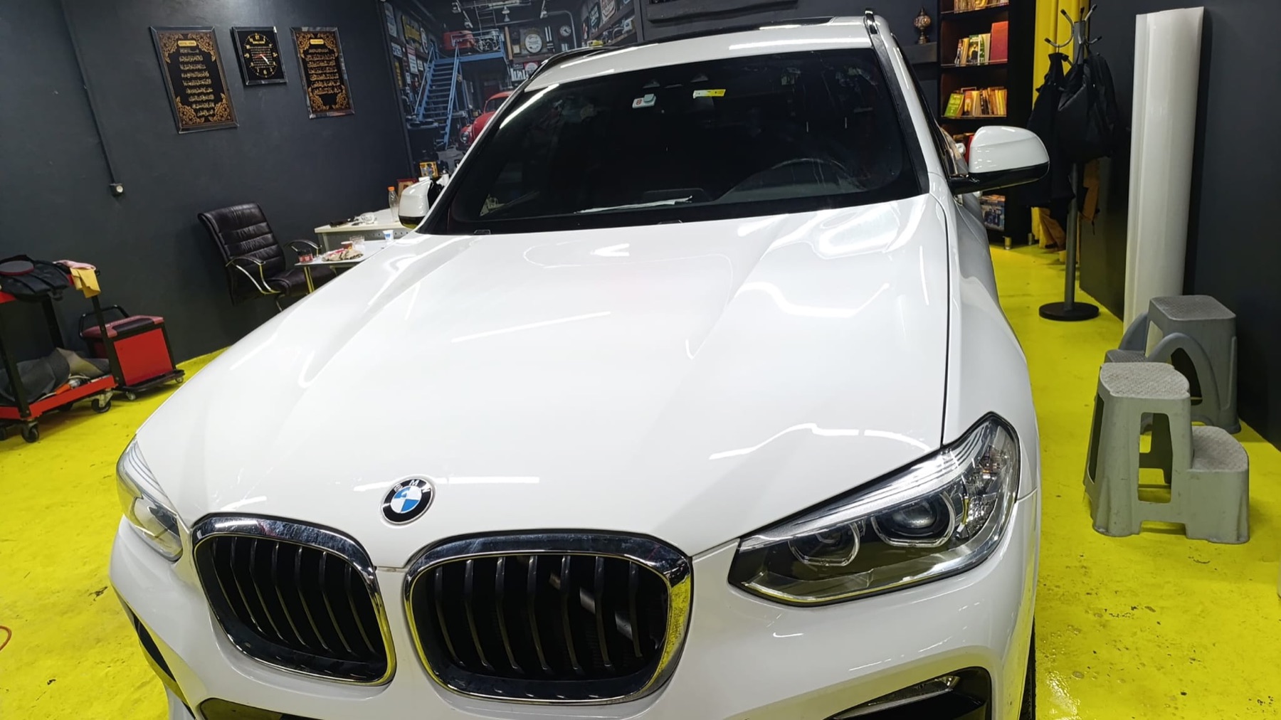 Beyaz BMW X serisi atölyemizde PPF kaplama uygulaması için hazırlanıyor