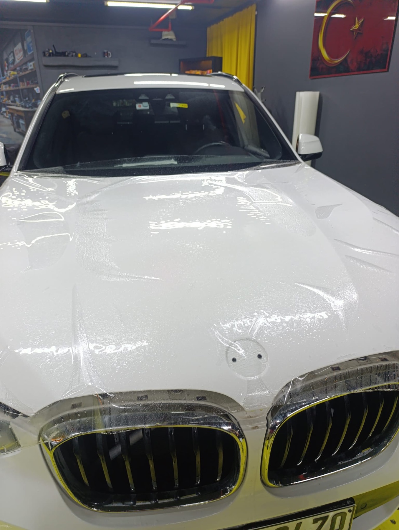 Beyaz BMW kaputuna boya koruma filmi uygulanmış hâli