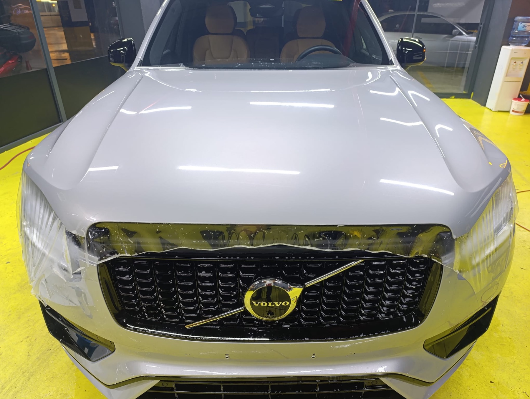 Gri Volvo XC serisinin ön kaput ve panjur bölgesinde PPF kaplama